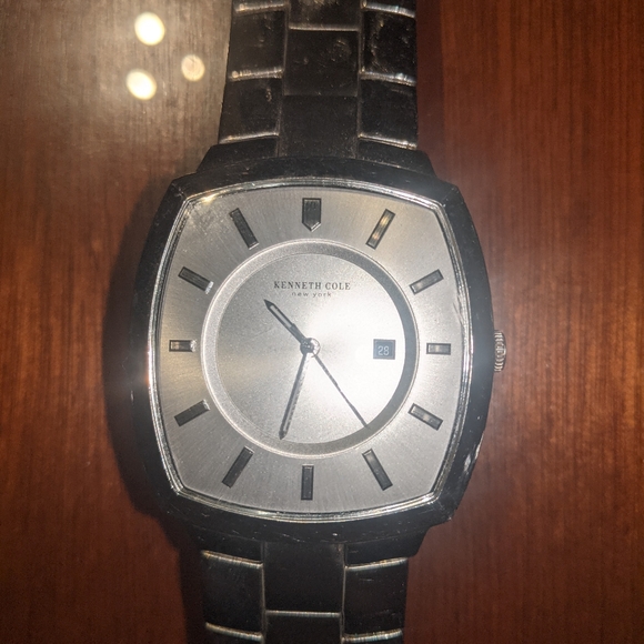 Kenneth Cole Luxury Watch - Picture 2 of 4